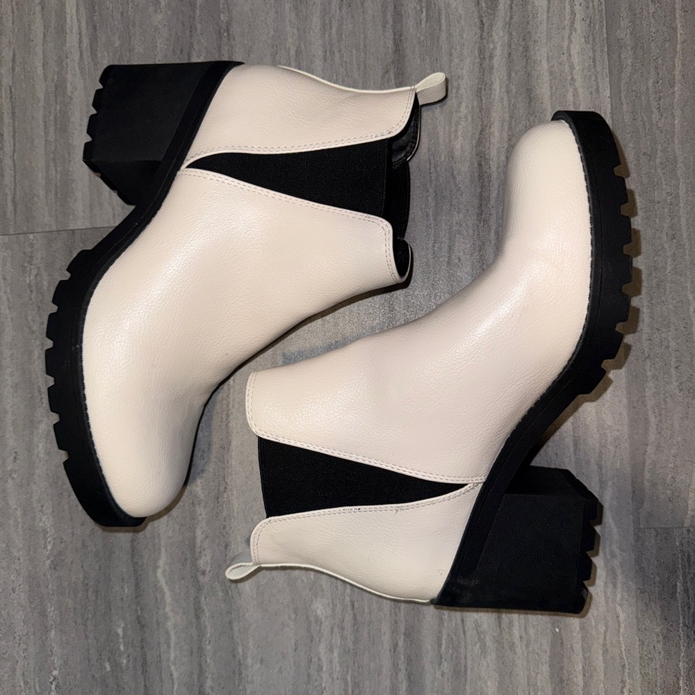 White XAppeal Women’s Boots, Size 9.5, Like New